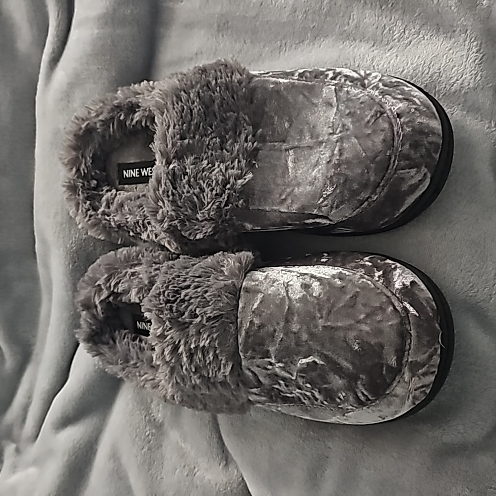 NWOT - Nine West Dark Grey Plush Slippers Size XL (11-12) - Faux Fur